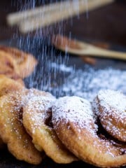 Apple rings dusted with sugar