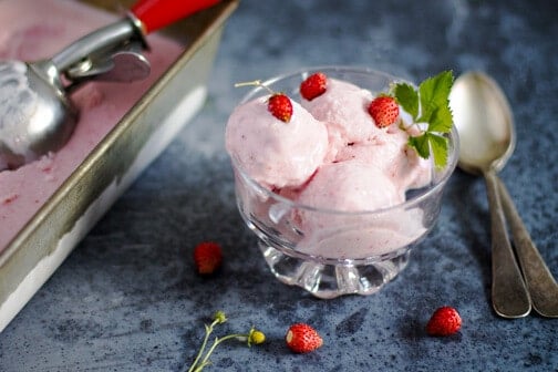 Strawberry Frozen Yogurt in a bowl with spoons