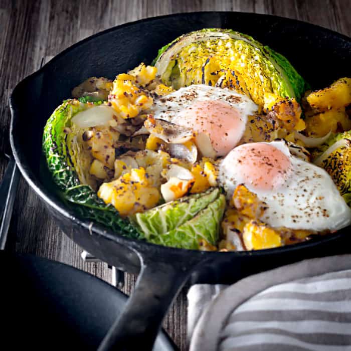 Savoy cabbage with fried eggs