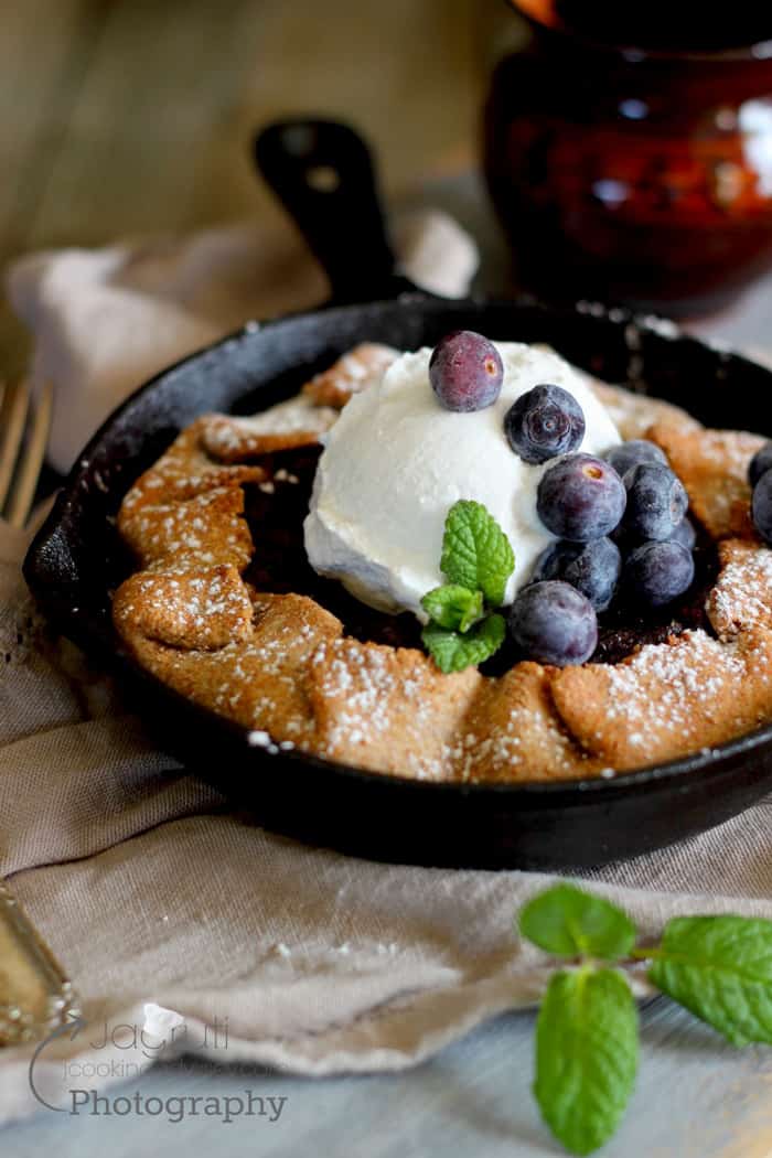 Cranberry pie in a skillet